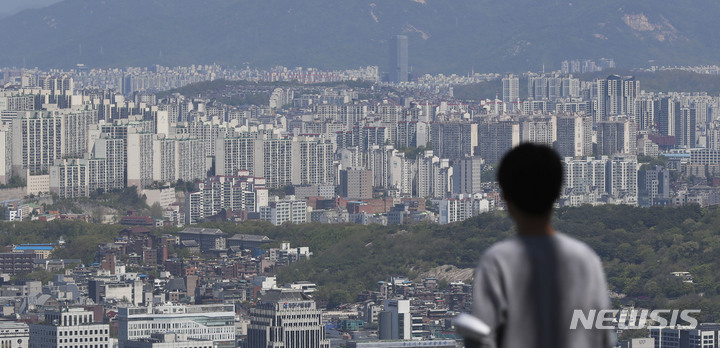 [서울=뉴시스] 김근수 기자 = 부동산 플랫폼 업체 직방이 국토교통부 실거래가 자료를 분석한 결과, 지난 3월 서울에서 거래된 아파트 중 직전 거래가보다 5% 이상 떨어진 금액에 거래된 비중이 9개월 만에 30% 밑으로 줄어든 것으로 나타났다. 사진은 19일 서울 중구 남산에서 바라본 서울 아파트 단지 모습. 2023.04.19. ks@newsis.com