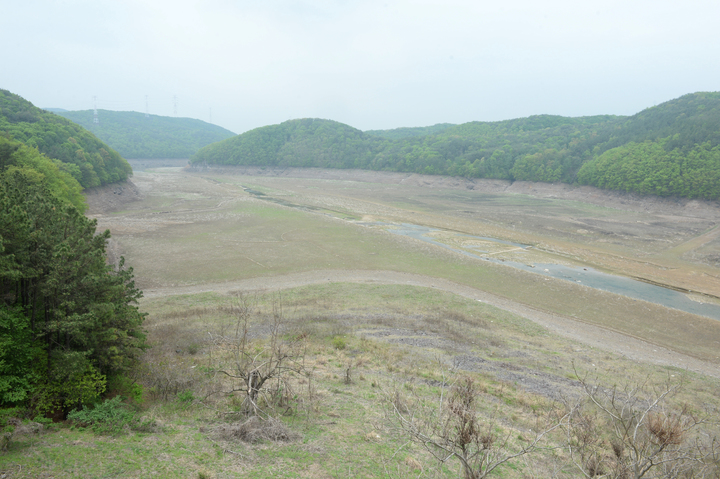 [울산=뉴시스] 배병수 기자 = 가뭄이 지속되고 있는 가운데 19일 오전 울산 울주군 대곡댐이 메말라 바닥을 드러내고 있다. 2023.04.19. bbs@newsis.com.