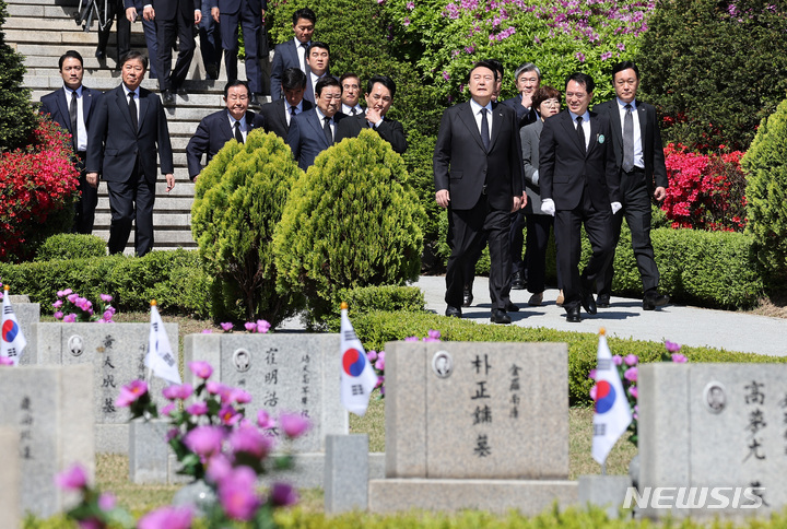 [서울=뉴시스] 전신 기자 = 윤석열 대통령이 19일 서울 강북구 수유동 국립4·19민주묘지에서 열린 제63주년 4·19혁명 기념식에 앞서 유영봉안소를 찾아 참배한 뒤 기념식장으로 향하고 있다. (대통령실통신사진기자단) 2023.04.19. photo1006@newsis.com