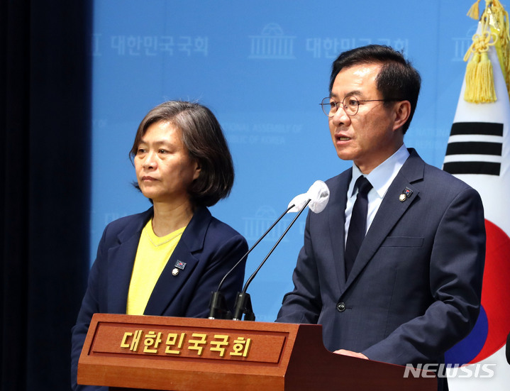 [서울=뉴시스] 전진환 기자 = 더불어민주당 내 초선의원 모임인 '더민초' 운영위원장인 윤영덕 의원이 19일 오후 서울 여의도 국회 소통관에서 지난 2021년 더불어민주당 전당대회 당대표 선거 관련 의혹에 대한 성명서를 발표하고 있다. 2023.04.19. amin2@newsis.com