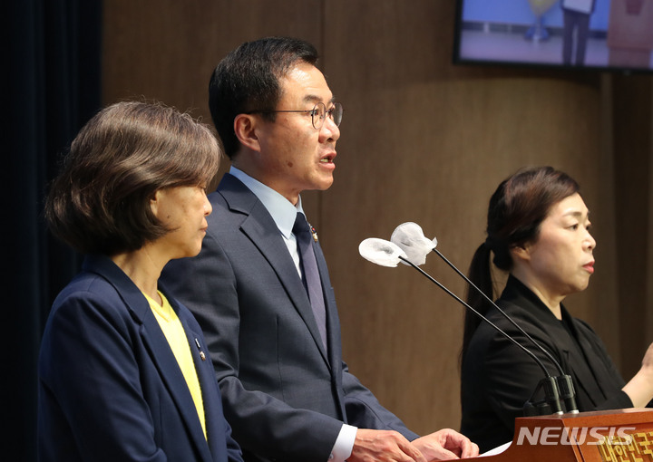 [서울=뉴시스] 전진환 기자 = 더불어민주당 내 초선의원 모임인 '더민초' 운영위원장인 윤영덕 의원이 19일 오후 서울 여의도 국회 소통관에서 지난 2021년 더불어민주당 전당대회 당대표 선거 관련 의혹에 대한 성명서를 발표하고 있다. 2023.04.19. amin2@newsis.com