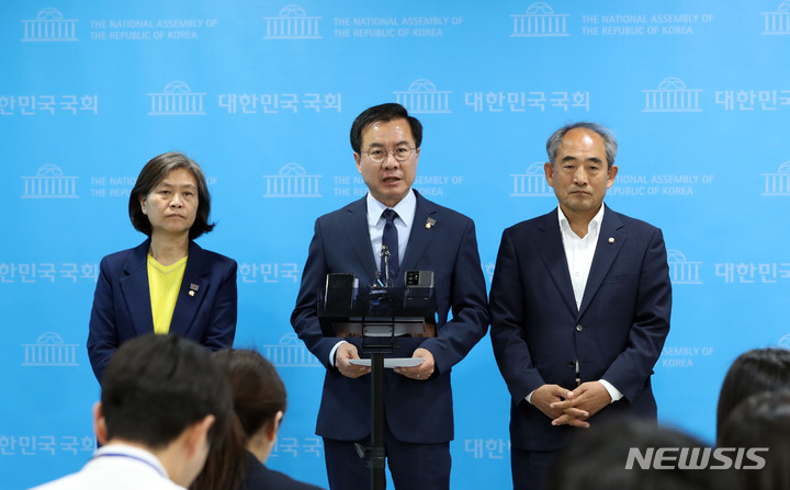 [서울=뉴시스] 전진환 기자 = 더불어민주당 내 초선의원 모임인 '더민초' 운영위원장인 윤영덕 의원이 19일 오후 서울 여의도 국회 소통관에서 지난 2021년 더불어민주당 전당대회 당대표 선거 관련 의혹에 대한 성명서를 발표하고 있다. 2023.04.19. amin2@newsis.com