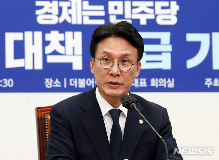 [서울=뉴시스] 고범준 기자 = 김민석 더불어민주당 정책위의장이 지난 19일 오후 서울 여의도 국회에서 열린 전세사기 대책 긴급 기자간담회에서 발언하고 있다. 2023.04.19. bjko@newsis.com