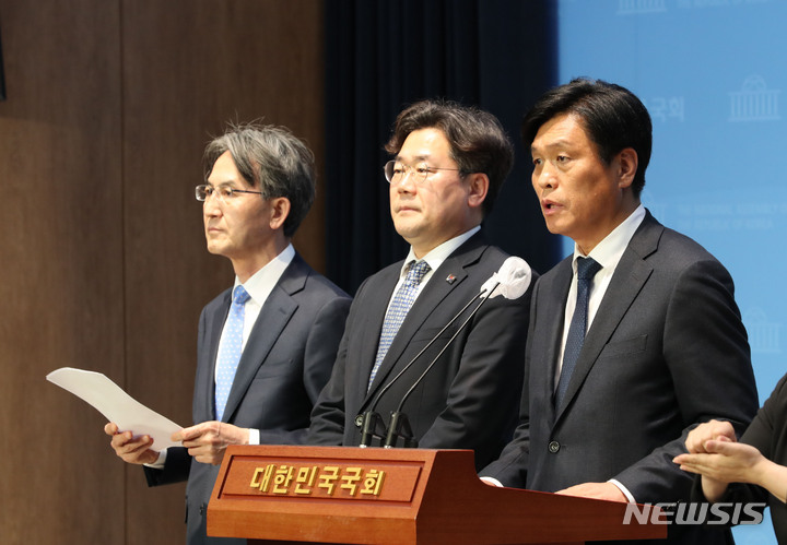 [서울=뉴시스] 전진환 기자 = 국회 과학기술정보방송통신위원회 소속 더불어민주당 간사인 조승래 의원이 19일 오후 서울 여의도 국회 소통관에서 열린 국민의힘 법사위원의 방송법 재논의 규탄 기자회견에서 발언하고 있다. 2023.04.19. amin2@newsis.com