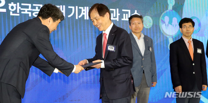 [세종=뉴시스] 강종민 기자 = 이주호 부총리 겸 교육부 장관이 19일 세종시 어진동 세종컨벤션센터에서 열린 교육·인재정책 세미나에서 교육정책 자문위원에게 위촉장을 수여하고 있다. 2023.04.19. ppkjm@newsis.com