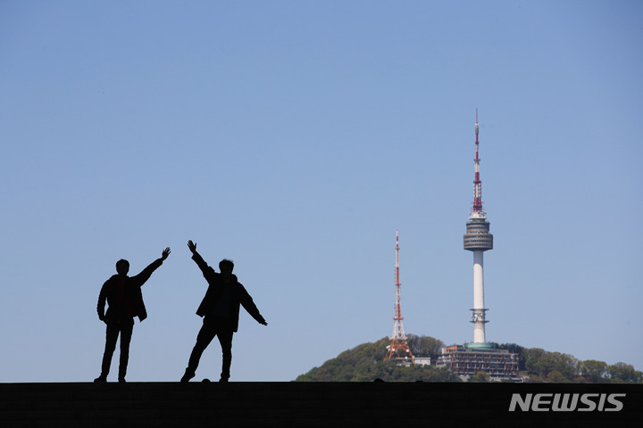 [서울=뉴시스] 권창회 기자 = 19일 오후 서울 용산구 국립중앙박물관에서 바라본 하늘이 파랗다. 2023.04.19. kch0523@newsis.com