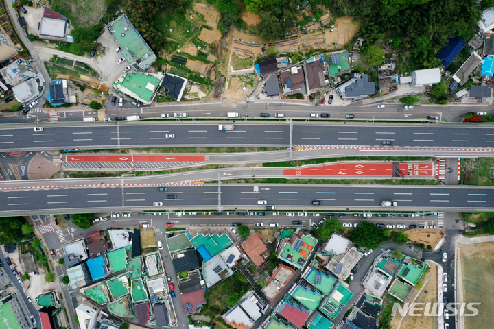 [광주=뉴시스] 2023년 4월19일 오후 광주 동구 지산동 지산IC 주변 제2순환도로가 원활한 차량 소통 흐름을 보이고 있다. (사진=뉴시스 DB). photo@newsis.com 
