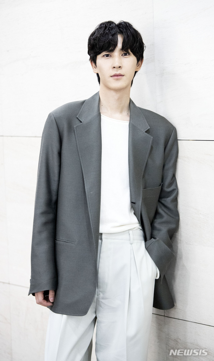 [서울=뉴시스] 김선웅 기자 = 드라마 '비의도적 연애담' 출연 배우 도우가 19일 서울 중구 뉴시스 본사에서 인터뷰를 앞두고 사진촬영을 하며 포즈를 취하고 있다. 2023.04.22. mangusta@newsis.com