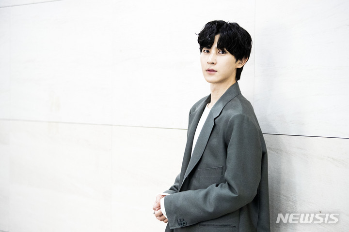 [서울=뉴시스] 김선웅 기자 = 드라마 '비의도적 연애담' 출연 배우 도우가 19일 서울 중구 뉴시스 본사에서 인터뷰를 앞두고 사진촬영을 하며 포즈를 취하고 있다. 2023.04.22. mangusta@newsis.com