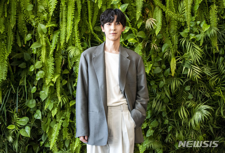 [서울=뉴시스] 김선웅 기자 = 드라마 '비의도적 연애담' 출연 배우 도우가 19일 서울 중구 뉴시스 본사에서 인터뷰를 앞두고 사진촬영을 하며 포즈를 취하고 있다. 2023.04.22. mangusta@newsis.com