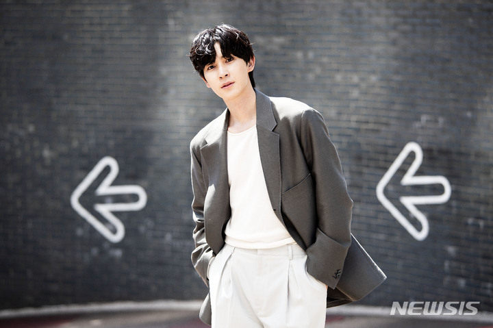 [서울=뉴시스] 김선웅 기자 = 드라마 '비의도적 연애담' 출연 배우 도우가 19일 서울 중구 뉴시스 본사에서 인터뷰를 앞두고 사진촬영을 하며 포즈를 취하고 있다. 2023.04.22. mangusta@newsis.com