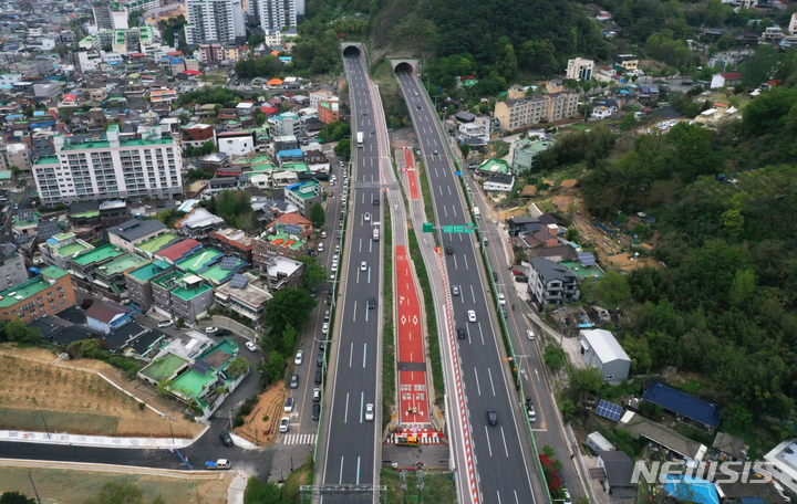 [광주=뉴시스] 이영주 기자 = 19일 오후 광주 동구 지산동 지산IC 주변 제2순환도로가 원활한 차량 소통 흐름을 보이고 있다. 2023.04.19. leeyj2578@newsis.com