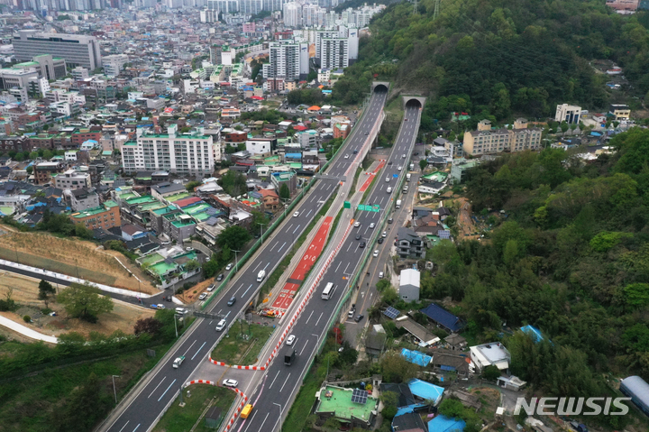 [광주=뉴시스] 이영주 기자 = 19일 오후 광주 동구 지산동 지산IC 주변 제2순환도로가 원활한 차량 소통 흐름을 보이고 있다. 2023.04.19. leeyj2578@newsis.com
