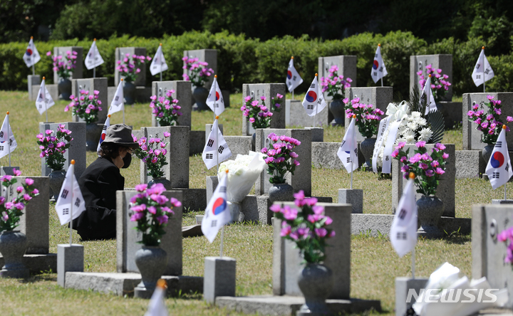 [서울=뉴시스] 김금보 기자 = 4.19혁명 63주년인 19일 서울 강북구 4.19민주묘지에서 최문정(85) 씨가 친동생(고 최기태·당시 20세)을 추모하고 있다. 고 최기태 씨는 이기붕 집 앞 시위에서 숨졌다.  2023.04.19. kgb@newsis.com