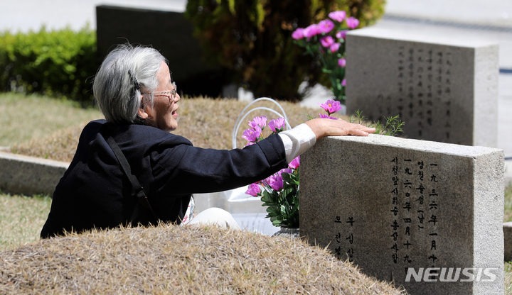 [서울=뉴시스] 김금보 기자 = 4.19혁명 63주년인 19일 서울 강북구 4.19민주묘지를 찾은 유가족이 고인을 추모하고 있다. 2023.04.19. kgb@newsis.com