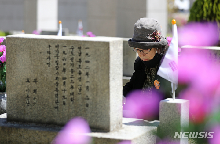 [서울=뉴시스] 김금보 기자 = 4.19혁명 63주년인 19일 서울 강북구 4.19민주묘지에서 최문정(85) 씨가 친동생(고 최기태·당시 20세)을 추모하고 있다. 고 최기태 씨는 이기붕 집 앞 시위에서 숨졌다.  2023.04.19. kgb@newsis.com