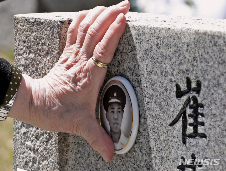 [서울=뉴시스] 김금보 기자 = 4.19혁명 63주년인 19일 서울 강북구 4.19민주묘지에서 최문정(85) 씨가 친동생(고 최기태·당시 20세)을 추모하고 있다. 고 최기태 씨는 이기붕 집 앞 시위에서 숨졌다.  2023.04.19. kgb@newsis.com
