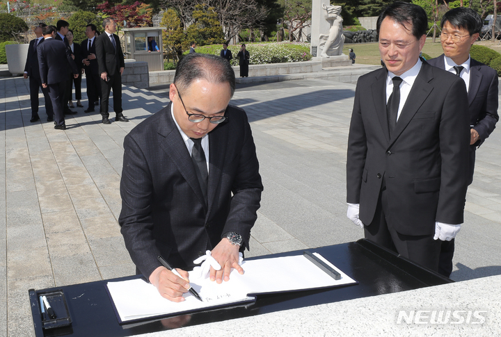 [서울=뉴시스] 김금보 기자 = 이원석 검찰총장이 4.19혁명 63주년인 19일 오후 서울 강북구 4.19민주묘지에서 참배 후 방명록을 작성하고 있다. 2023.04.19. kgb@newsis.com