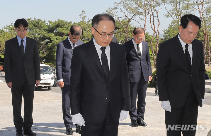 [서울=뉴시스] 김금보 기자 = 이원석 검찰총장이 4.19혁명 63주년인 19일 오후 서울 강북구 4.19민주묘지에서 참배하고 있다. 2023.04.19. kgb@newsis.com