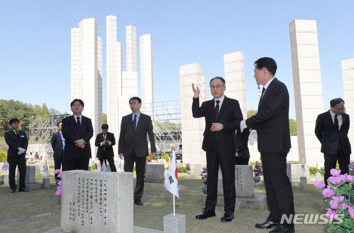 [서울=뉴시스] 김금보 기자 = 이원석 검찰총장이 4.19혁명 63주년인 19일 오후 서울 강북구 4.19민주묘지에서 고 김주열 열사 묘를 참배하고 있다. 2023.04.19. kgb@newsis.com