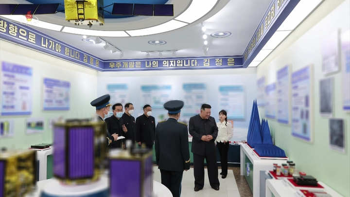 [서울=뉴시스] 북한 조선중앙TV는 19일 김정은 국무위원장이 18일 우주과학연구원을 시찰했다고 보도했다. 보도에 따르면 김정은 위원장은 '군사정찰위성 1호기'를 계획된 시일 안에 발사하라고 지시했다. (사진=조선중앙TV 캡쳐) 2023.04.19. photo@newsis.com *재판매 및 DB 금지
