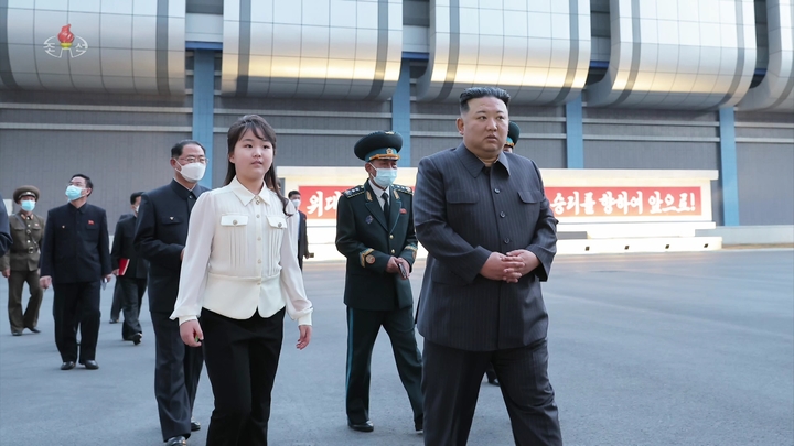 [서울=뉴시스] 북한 조선중앙TV는 19일 김정은 국무위원장이 18일 우주과학연구원을 시찰했다고 보도했다. 보도에 따르면 김정은 위원장은 '군사정찰위성 1호기'를 계획된 시일 안에 발사하라고 지시했다. (사진=조선중앙TV 캡쳐) 2023.04.19. photo@newsis.com *재판매 및 DB 금지