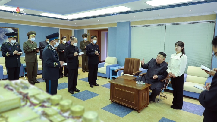 [서울=뉴시스] 북한 조선중앙TV는 19일 김정은 국무위원장이 18일 우주과학연구원을 시찰했다고 보도했다. 보도에 따르면 김정은 위원장은 '군사정찰위성 1호기'를 계획된 시일 안에 발사하라고 지시했다. (사진=조선중앙TV 캡쳐) 2023.04.19. photo@newsis.com *재판매 및 DB 금지