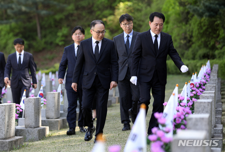 [서울=뉴시스] 김금보 기자 = 이원석 검찰총장이 4.19혁명 63주년인 19일 오후 서울 강북구 4.19민주묘지에서 묘역을 살펴보고 있다. 2023.04.19. kgb@newsis.com