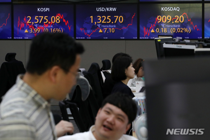 [서울=뉴시스] 조성우 기자 = 코스피가 전 거래일(2571.09)보다 3.99포인트(0.16%) 상승한 2575.08에 장을 마감한 19일 오후 서울 중구 하나은행 딜링룸에서 딜러들이 업무를 보고 있다. 코스닥지수는 전 거래일(909.02)보다 0.18포인트(0.02%) 오른 909.20에 거래를 종료했다. 원·달러 환율은 전 거래일(1318.6원)보다 7.1원 높아진 1325.7원에 마감했다. 2023.04.19. xconfind@newsis.com