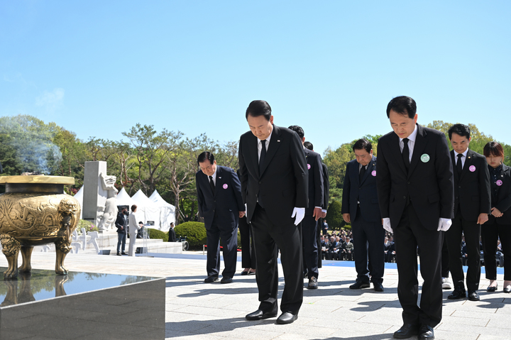 [서울=뉴시스] 윤석열 대통령이 19일 서울 강북구 수유동 국립4·19민주묘지에서 열린 제63주년 4·19혁명 기념식에서 기념탑에 묵념하고 있다. (사진=대통령실 제공) 2023.04.19. photo@newsis.com *재판매 및 DB 금지
