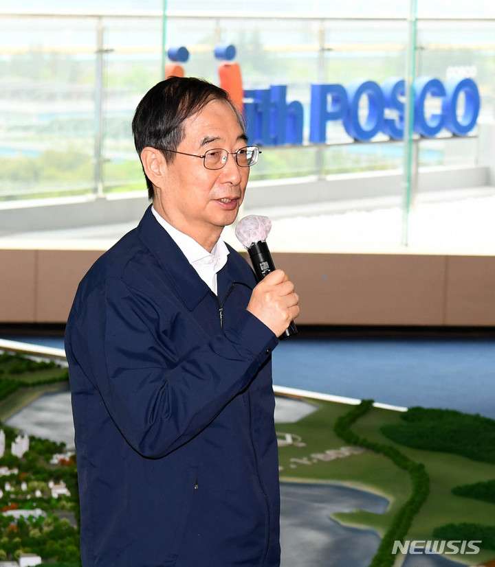 [광양=뉴시스] 변재훈 기자 = 한덕수 국무총리가 19일 오후 전남 광양시 포스코 광양제철소에서 사측의 신산업 투자 관련 동호안 산단부지 규제 완화 건의 등에 대해 답하고 있다. 2023.04.19. wisdom21@newsis.com