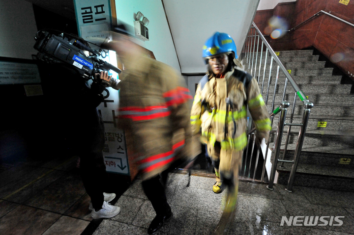 [화순=뉴시스] 이영주 기자 = 19일 오후 전남 화순군 화순읍 한 요양병원에서 불이 나 소방 당국이 인명 수색 작업을 벌이고 있다. 2023.04.19. leeyj2578@newsis.com