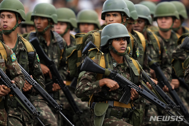 [브라질리아=AP/뉴시스] 올해 4월19일 브라질 수도 브라질리아에서 육군의 날 기념행사로 육군 병사들이 열병식 행진을 하고 있다. 브라질 경찰은 최근 상파울루의 빈민촌을 습격, 13명이 죽고 32명이 체포되었다. 2023.08.02.