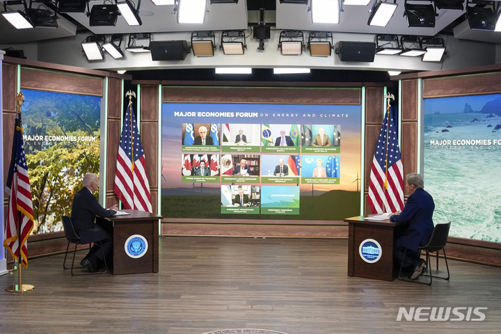 [워싱턴=AP/뉴시스] 조 바이든 미국 대통령(왼쪽)이 20일(현지시간) 백악관에서 에너지·기후 주요경제국포럼(MEF) 정상회의를 화상으로 주재하고 있다. 오른쪽에는 존 케리 미 기후변화 특사. 2023.04.21