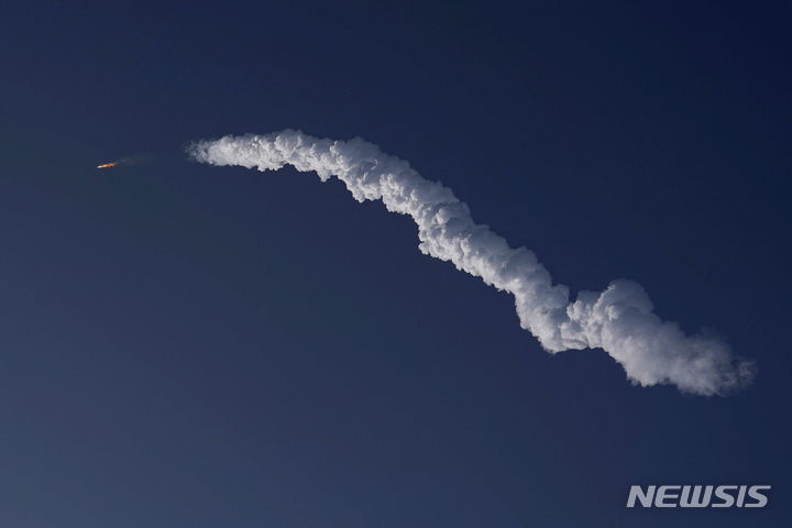 [보카치카=AP/뉴시스] 20일(현지시간) 미국 텍사스주 남부 보카치카 스타베이스에서 스페이스X의 대형 우주선 스타십이 발사되고 있다. 2023.04.21.