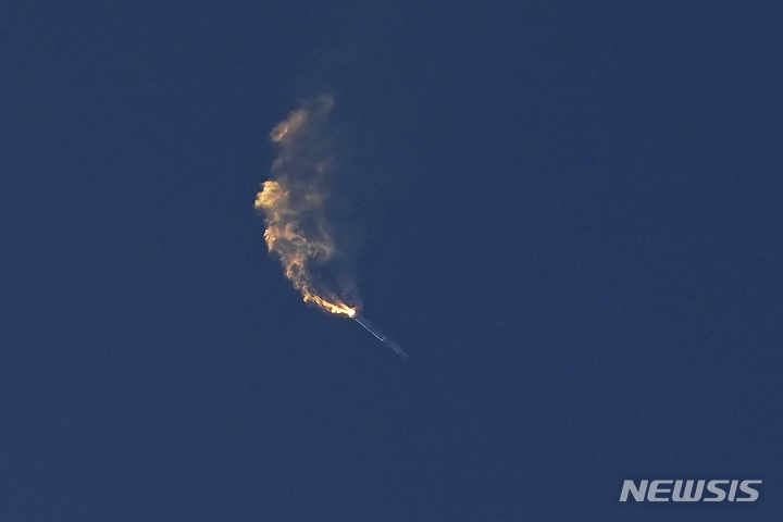 [보카치카=AP/뉴시스] 20일(현지시간) 미국 텍사스주 남부 보카치카 스타베이스에서 스페이스X의 대형 우주선 스타십이 발사된 지 4분 만에 폭발했다. 2023.04.21.
