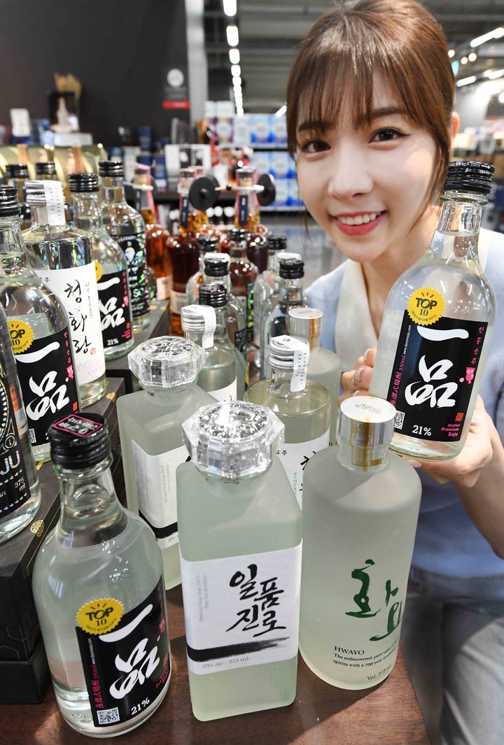 모델이 20일 서울 등촌동 ‘홈플러스 메가푸드마켓’ 강서점에서 프리미엄 소주를 선보이고 있다.(사진=홈플러스 제공) *재판매 및 DB 금지