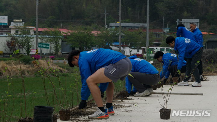 [진주=뉴시스] 홍정명 기자=무학 좋은데이 봉사단은 지난 19일 진주시 대암초록 정보화 마을에서 열린 2023 영농지원 발대식에 참석한 후 마을 꽃길 조성 봉사 활등을 진행했다.(사진=무학 제공) 2023.04.20. photo@newsis.com