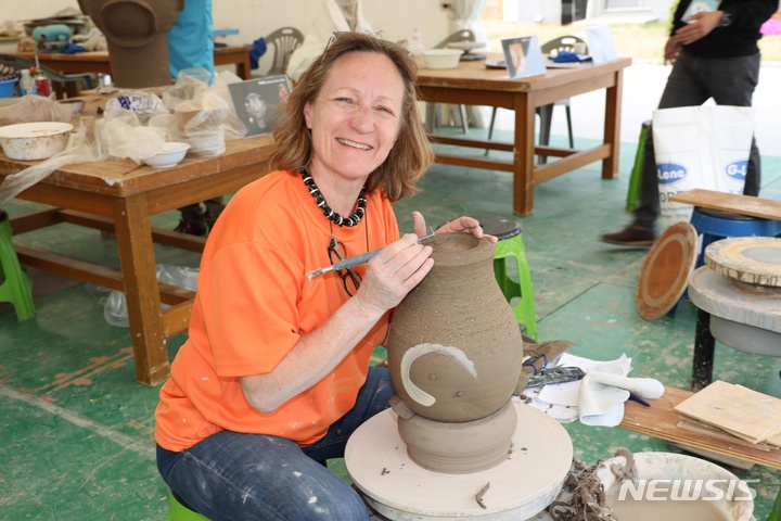  이천도자기축제에서 체험하고 있는 외국인.