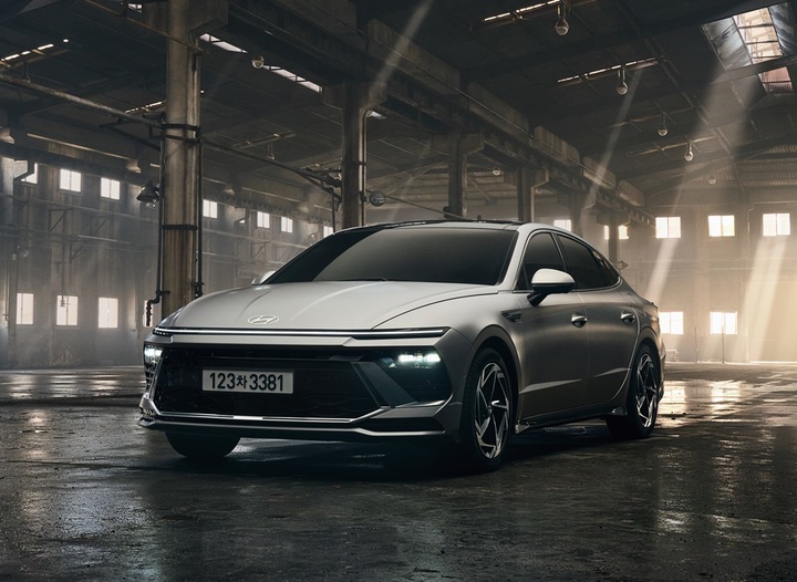 [서울=뉴시스] 현대자동차가 8세대 쏘나타의 부분 변경 모델 '쏘나타 디 엣지' 의 사양과 가격을 공개하고, 20일부터 사전계약을 시작한다고 밝혔다. (사진=현대자동차 제공) 2023.04.20 photo@newsis.com *재판매 및 DB 금지