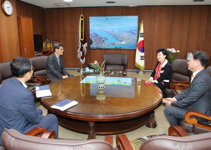 18일 강신숙 Sh수협은행장(오른쪽 두번째)이 부산해양수산청을 방문해 관계자들과 면담하고 있다.(사진=Sh수협은행 제공) *재판매 및 DB 금지
