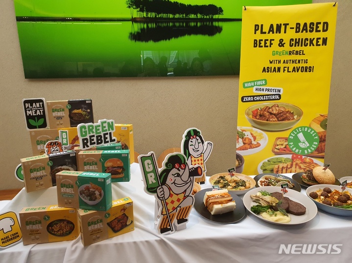 [현장] "진짜 고기처럼 썰리네"…인니 대체육 '그린레벨' 韓상륙