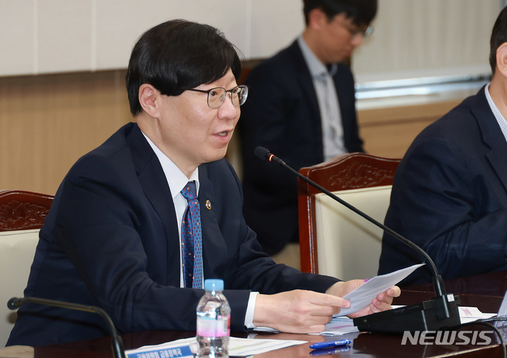 [서울=뉴시스]김소영 금융위원회 부위원장이 지난 19일 오후 서울 종로구 정부서울청사 19층 대회의실에서 민간전문가 등과 함께 '은행권 경영·영업 관행·제도 개선 태스크포스(TF) 제6차 실무작업반'을 개최해 지배구조법상 성과보수 제도개선 방향에 대해 논의했다. 2023.4.20 (사진= 금융위원회 제공) photo@newsis.com