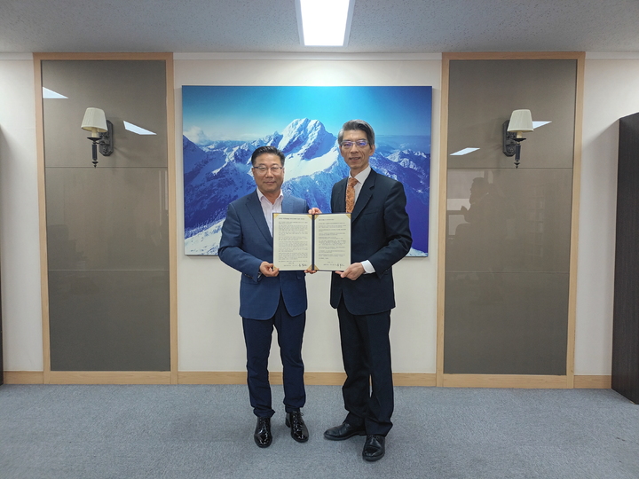 [창원=뉴시스] 강경국 기자 = 정현섭 경남 창원시 문화관광체육국장(왼쪽)이 19일 주한국 타이페이 대표부 부산사무처를 방문해 린천푸(林晨富) 주한국 타이페이 대표부 부산사무처 총영사에 홍남표 시장 명의의 서한문을 전달하고 있다. (사진=창원시청 제공). 2023.04.20. photo@newsis.com *재판매 및 DB 금지