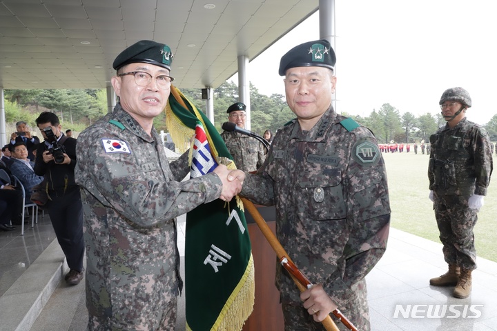 전동진 지상작전사령관(왼쪽)으로부터 부대기를 이양받는 김호복 7기동군단장