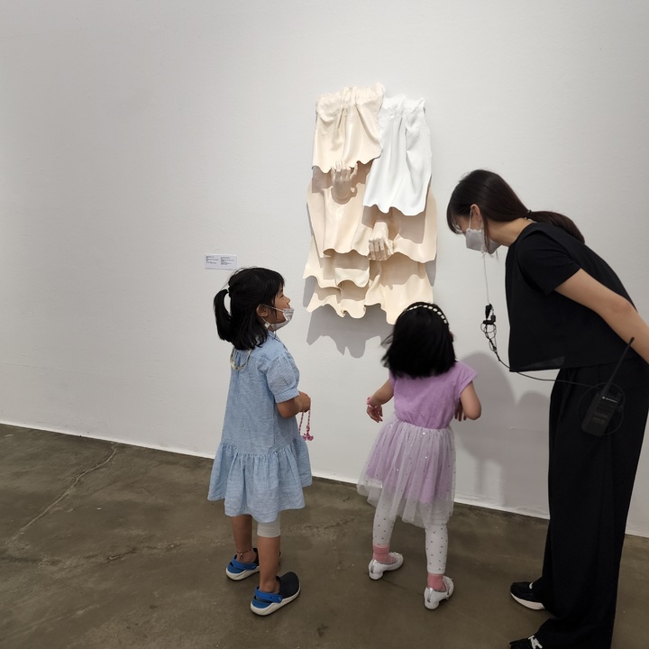 [서울=뉴시스]어린이 대상 도슨트 전시. (사진=한국문화예술위원회 제공) 2023.04.20. photo@newsis.com *재판매 및 DB 금지