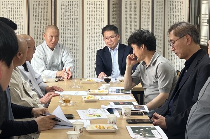 김진열 군위군수와 인각사 주지 호암스님이 문화재청 문화재위원들에게 군위댐 수상태양광 송전선로 설치 반대입장을 전달하고 있다. (사진=군위군 제공) *재판매 및 DB 금지