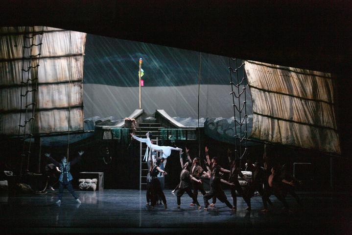 2019년 공연한 발레 심청. 역동적인 선원들의 칼군무. 김경진 촬영. (사진=유니버셜발레단 제공) photo@newsis.com *재판매 및 DB 금지