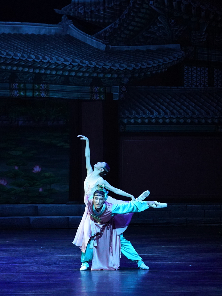 2019년 발레 심청 무대에 오른 강미선, 이동탁. 다양한 리프트와 백캄브레. 김경진 촬영. (사진=유니버셜발레단 제공) photo@newsis.com *재판매 및 DB 금지