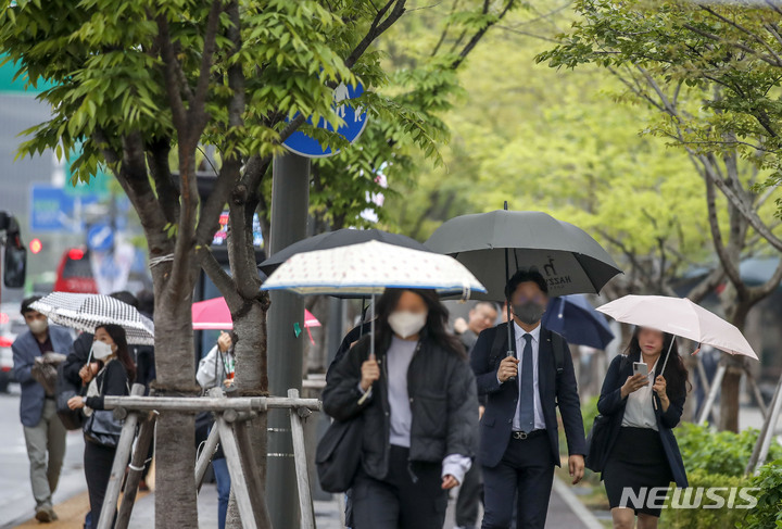 [서울=뉴시스] 정병혁 기자 = 지난 20일 오전 서울 종로구 광화문네거리에서 우산을 쓴 시민들이 이동하고 있다. 2023.04.20. jhope@newsis.com